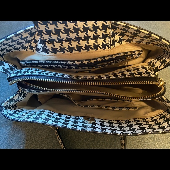 GUESS PURSE BLACK AND WHITE W/SILVER ACCENTS AND CHAIN HANDLE - Picture 8 of 10